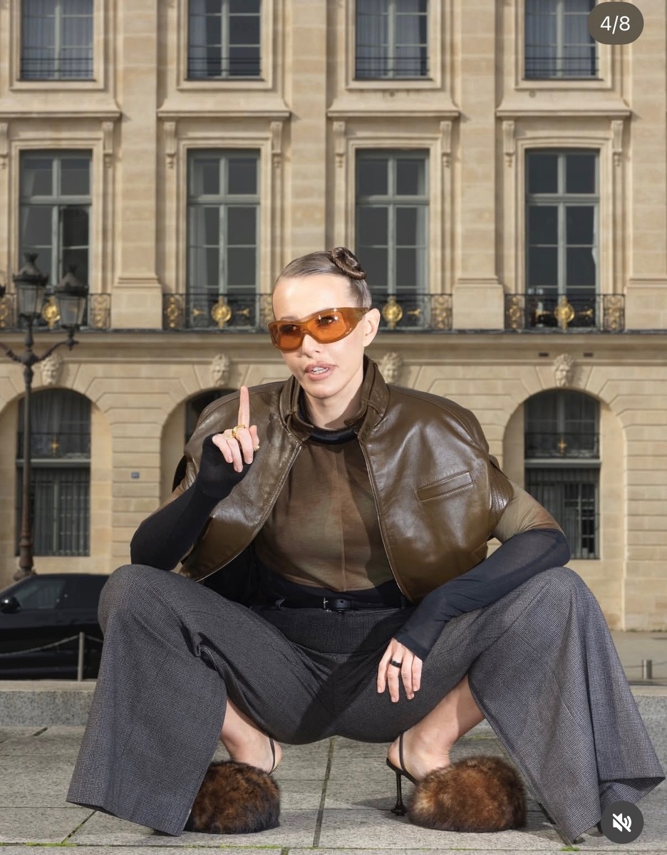 Вот эта "дулька" на голове, меховые покрадули (нравится слово)  есть ирония в ее образе