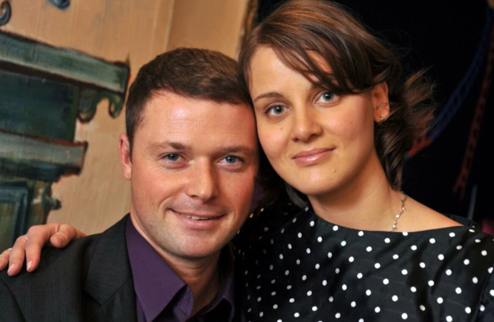 на фото Илья Носков и Полина Васильева 