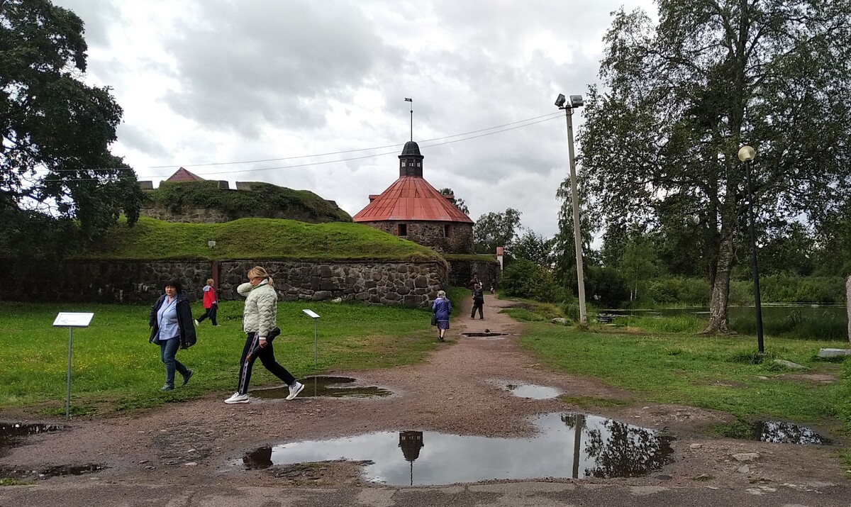 Развилка между кассами и входом