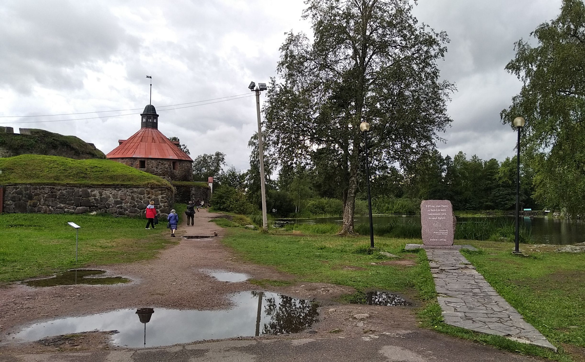 Справа памятный камень князю Рюрику