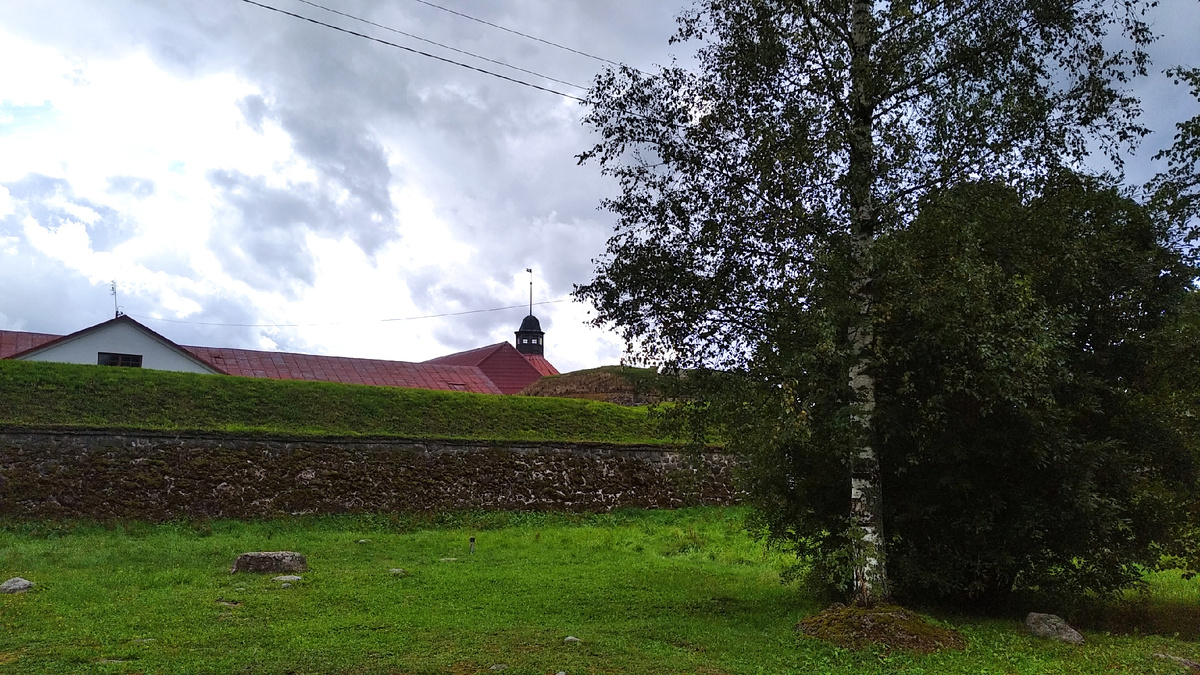 Стены крепости и здание нового арсенала 