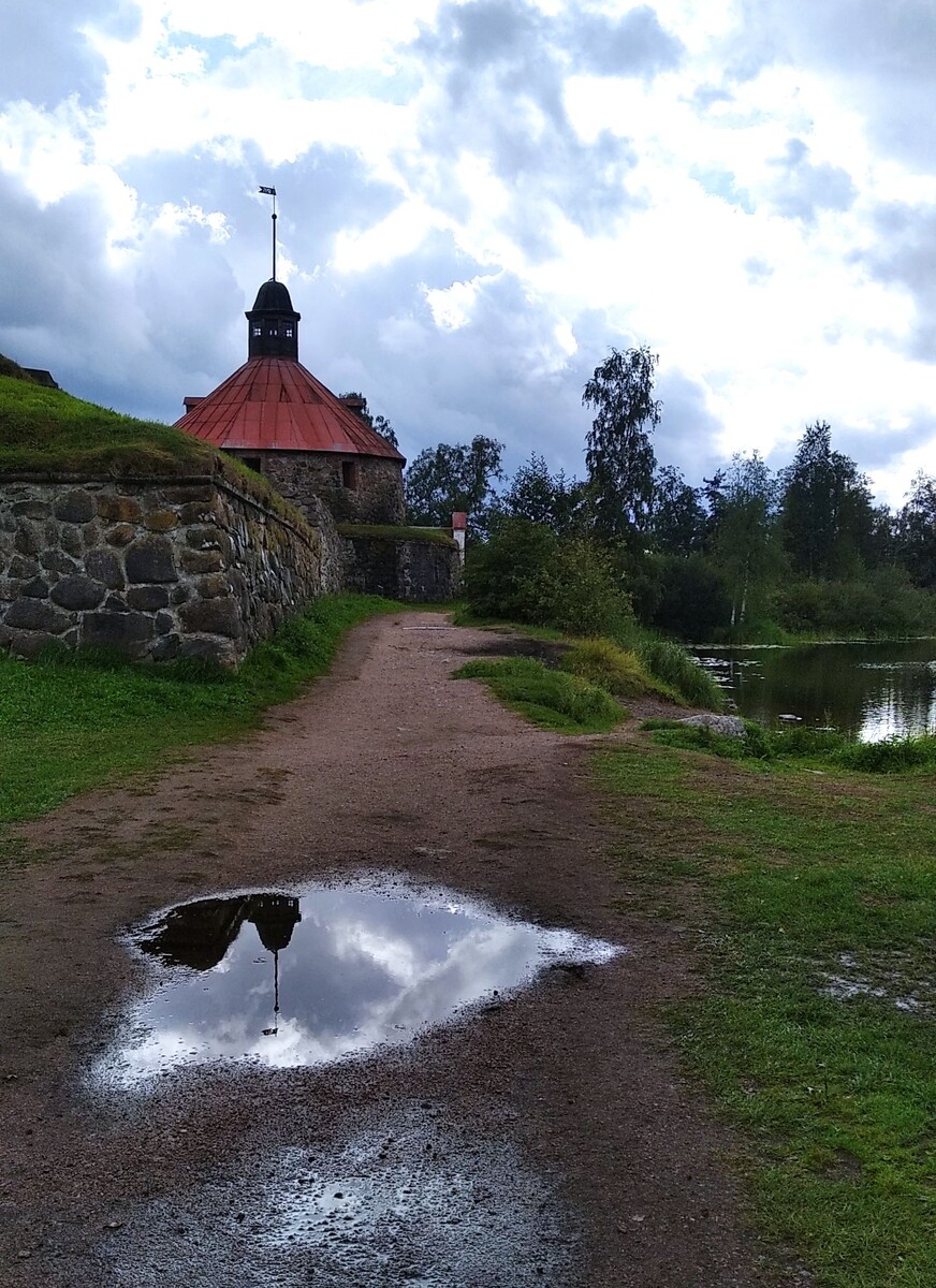 Идём ко входу в крепость через Круглую (Пугачевскую) воротную башню