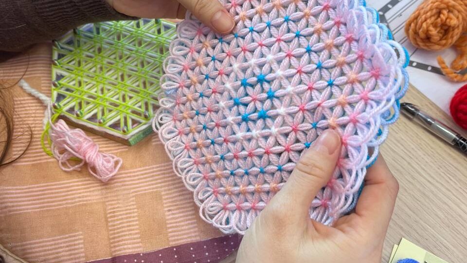 Как пережить межсезонье: спасаемся от хандры с помощью пряжи и рамки