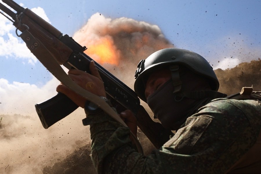 Военнослужащий штурмового отряда во время занятия по стрельбе - Александр Река/ТАСС