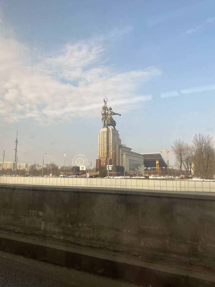 По пути проехал монумент «Рабочий и Колхозница» авторством Веры Мухиной. 