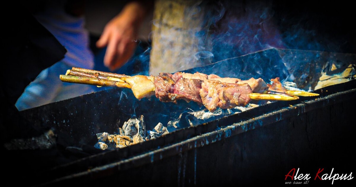 В Тбилиси, когда с наступлением сумерек над Курой (реку мы называем Мтквари, а не Кура) зажигаются огни, а воздух наполняется терпким запахом дыма, начинается священнодействие. 