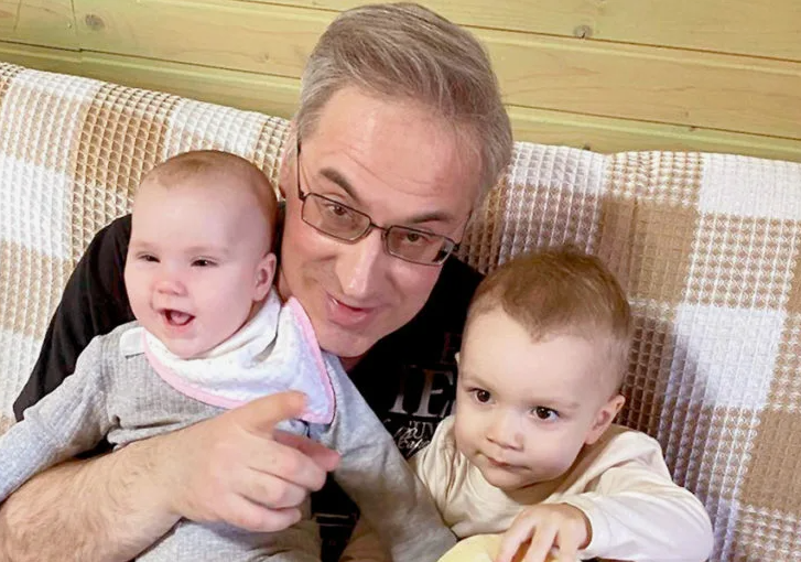 «Усыновил двоих брошенных детей, оплакал жену и женился на матери известной актрисы»: трагедия и новое счастье Андрея Норкина