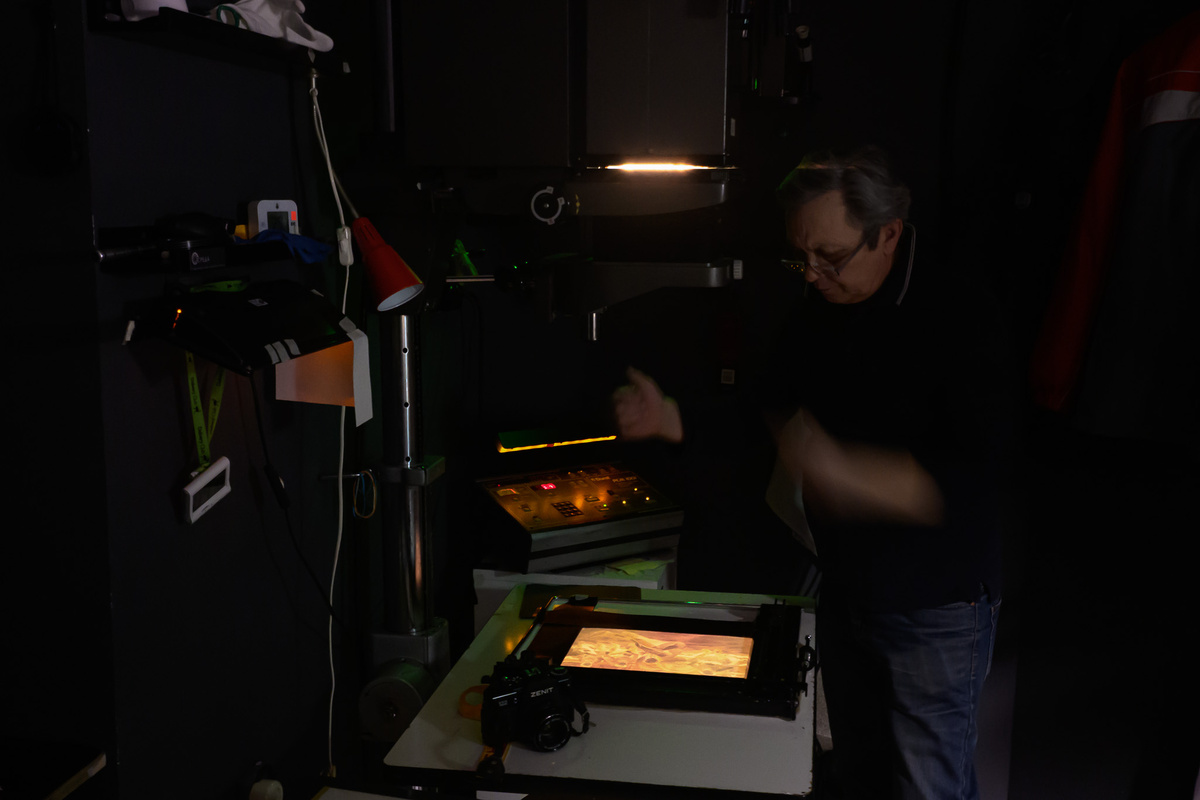 Печать фотографии с пленки мастером Юрием Милосердовым под увеличителем. 2026 год. 