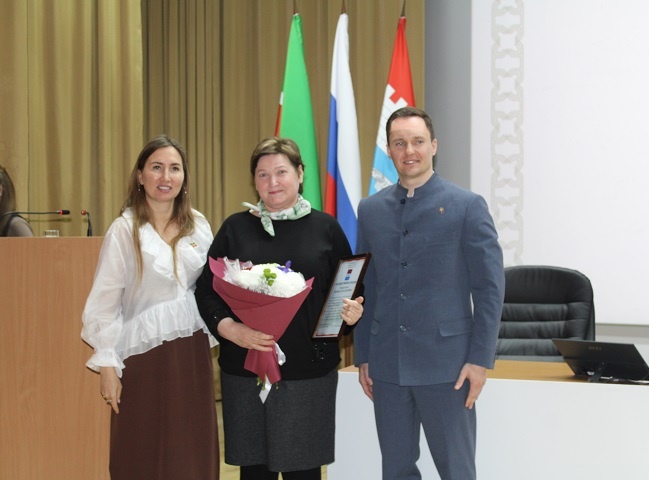 Благодарственное письмо главы Новошешминского района за активную волонтёрскую деятельность вручено предпринимателю Любови Гульковой.