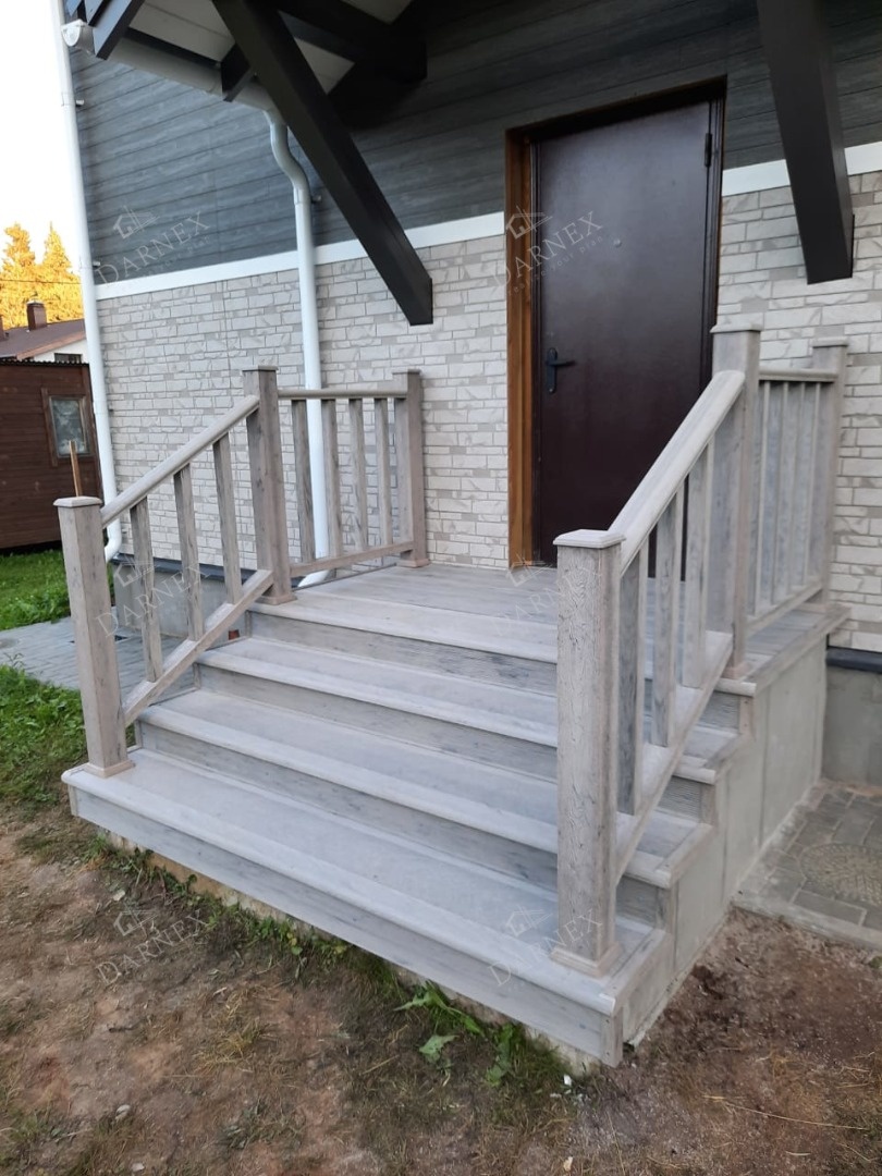 Крыльцо из ДПК радует глаз