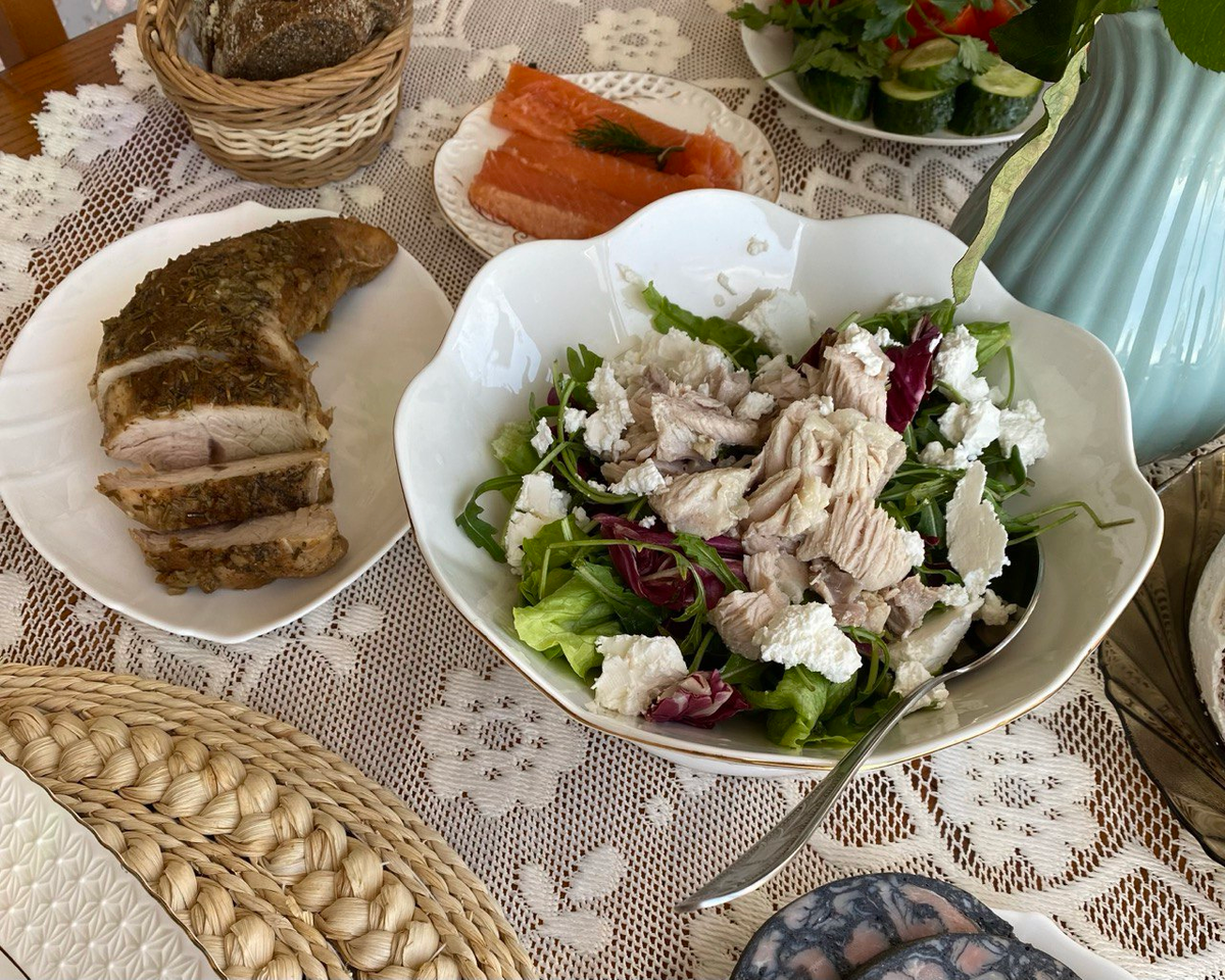 Я сделала салат из куриного филе с зеленью, чтобы отметить начало сезона.