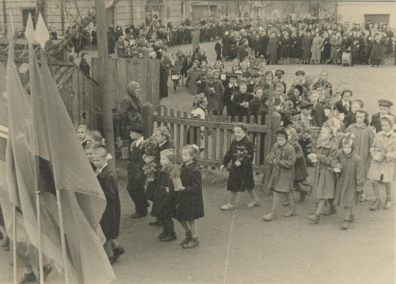 фото с сайта: https://yandex.ru/images/search?img_url=https%3A%2F%2Fmf.b37mrtl.ru%2Frbthmedia%2Fimages%2F2021.09%2Foriginal%2F612f406585600a4e7a31823e.jpg&lr=970&pos=2&rpt=simage&source=serp&stype=image&text=%D0%BF%D0%B5%D1%80%D0%B2%D0%BE%D0%B5%20%D1%81%D0%B5%D0%BD%D1%82%D1%8F%D0%B1%D1%80%D1%8F%20%D0%B2%201946%20%D0%B3%D0%BE%D0%B4%D1%83