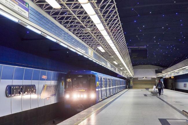 На станции метро «Петровщина» преобладает синий цвет. Особый релакс у пассажиров вызывает звездное небо на темно-синем «небосклоне»