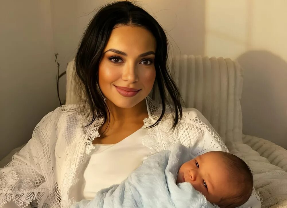    Звезда "Дневников вампира" Кэт Грэм родила первенца и показала фото с младенцем