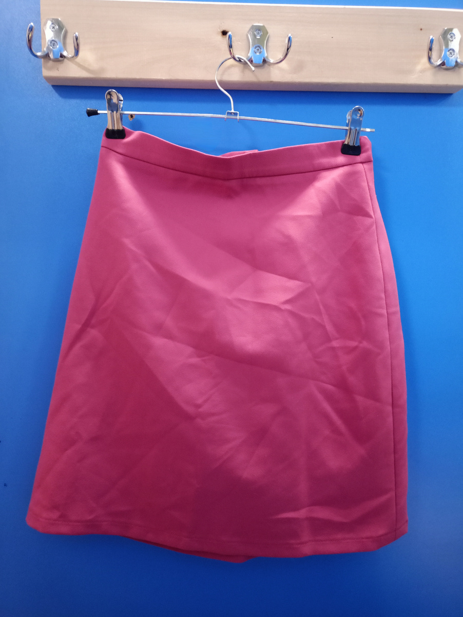 Вискозная юбочка Barbiecore. Раньше в моем гардеробе было много подобных, сейчас курс сменился на более женственные и длинные