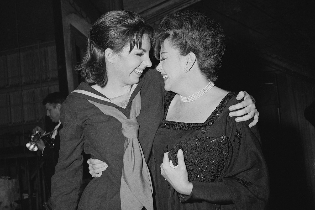 Regan / Daily Express / Hulton Archive/Getty Images📷Лайза Миннелли со своей матерью, американской актрисой и певицей Джуди Гарлэнд, за кулисами после премьеры бродвейского мюзикла «Флора — красная угроза» в театре «Элвин», Нью-Йорк. 11 мая 1965 года