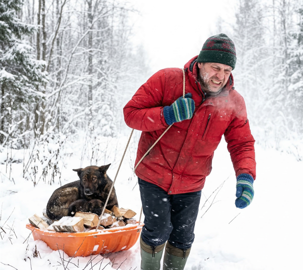Бывший спасатель вытащил из сугроба замерзающую собаку с щенками, а спустя год она отплатила за спасение