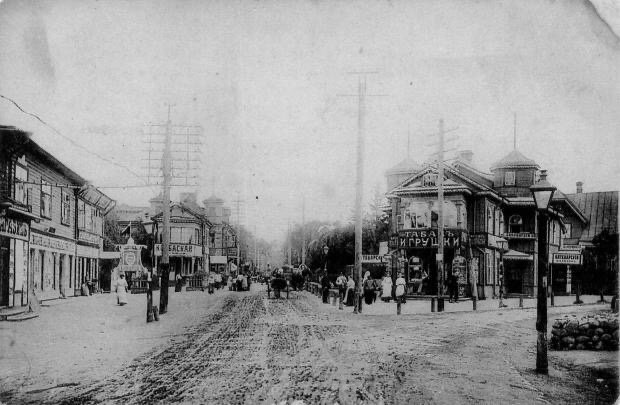Вообще такие фото напоминают фильмы про ковбойскую Америку с ее салунами. Находясь на том самом месте сложно представить ушедшую эпоху. Быстрые фаэтоны, роскошные ландо. Дворники с длинными передниками и дамы с широкими полями шляп в длинных, до самых  каблуков платьях. Здесь жил Лесков и гулял Бунин. Здесь жили дворяне и купцы, промышленники и богатые мещане.
