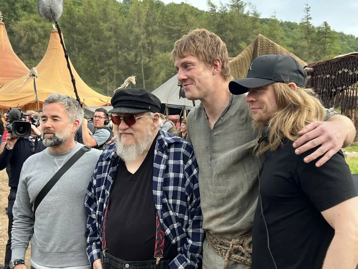 Джордж Мартин и Питер Клэффи (Дунк) - в центре (фото kg-portal.ru).