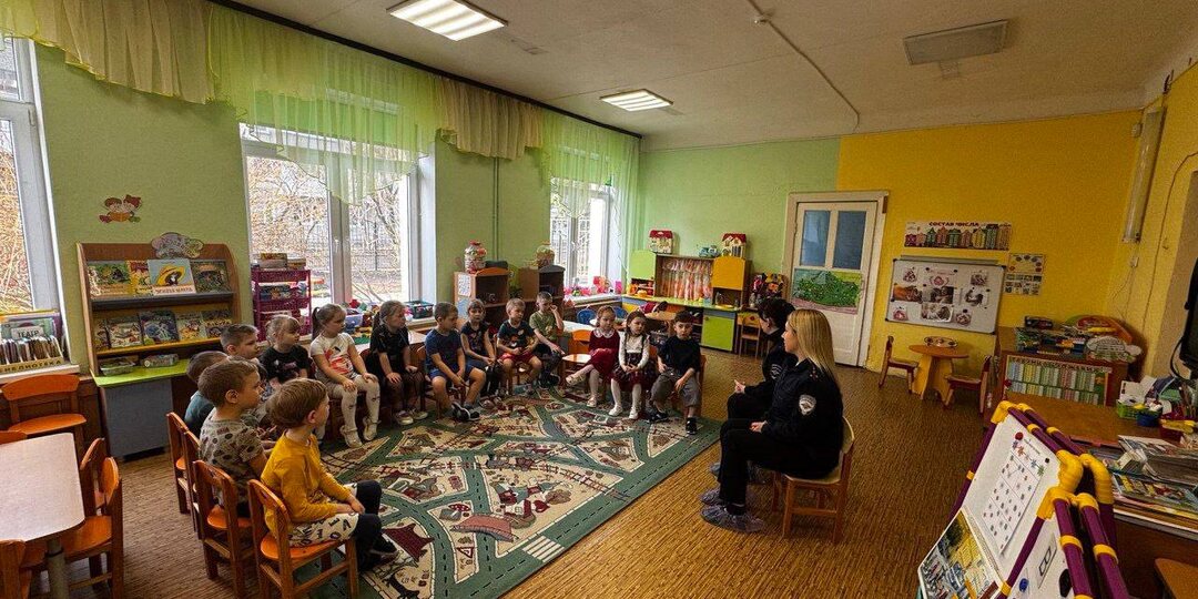 🇷🇺Сотрудники Госавтоинспекции города Светлый провели тематическое занятие по правилам дорожного движения для воспитанников МАДОУ №2