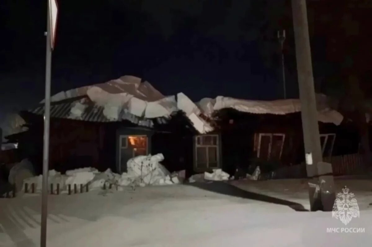    Часть кровли жилого дома обрушилась в Верхотурье