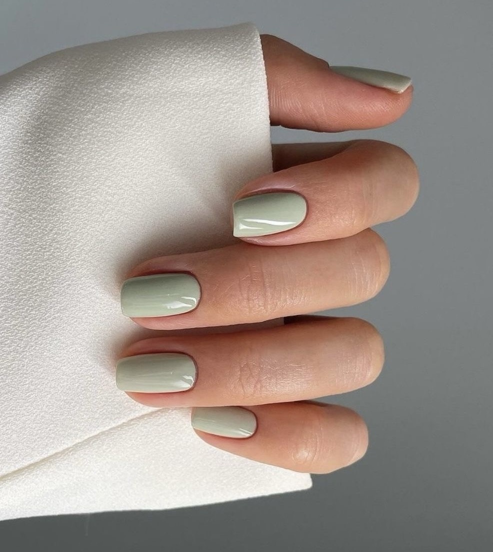Мятный цвет маникюра