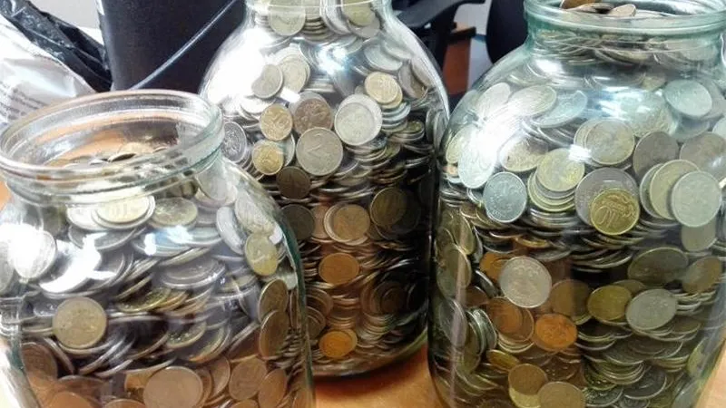 Мелочь в трехлитровых банках