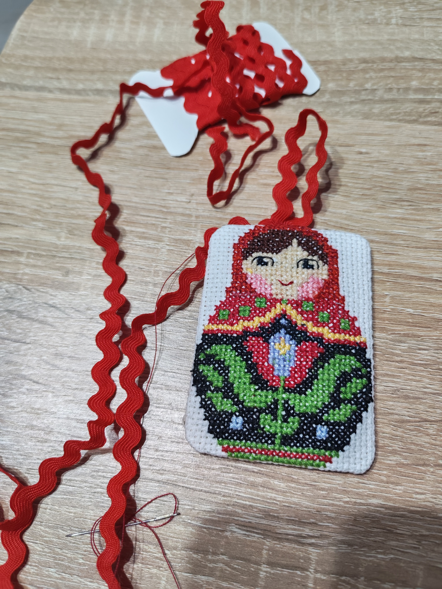 Украсила тесьмой вьюнком.