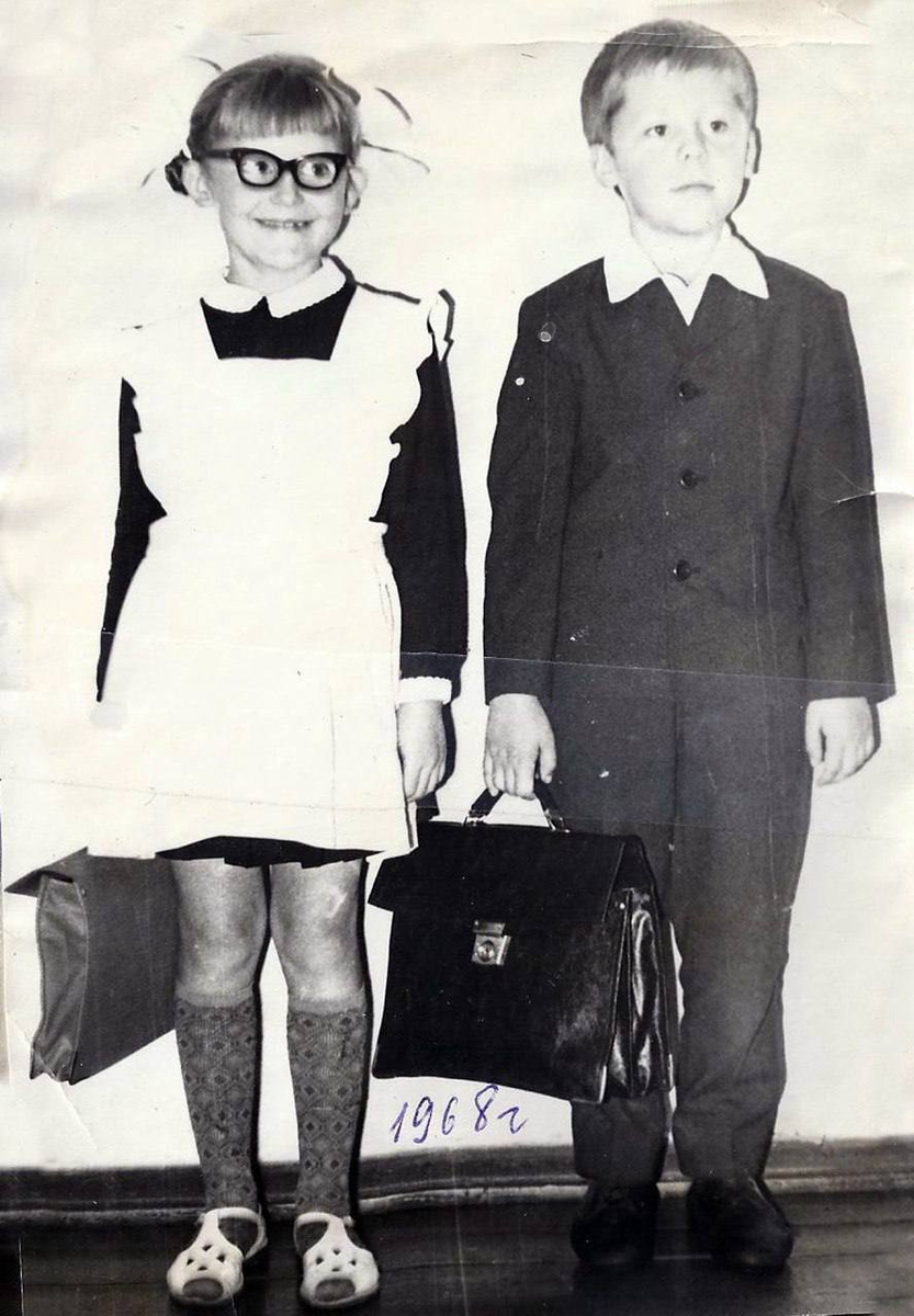 Елена Малышева с братом Алексеем в детстве. Фото: соцсети.