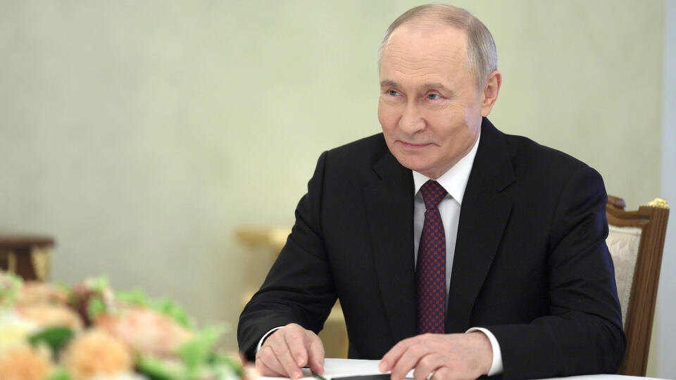 Рейтинг доверия Путину составил 77%