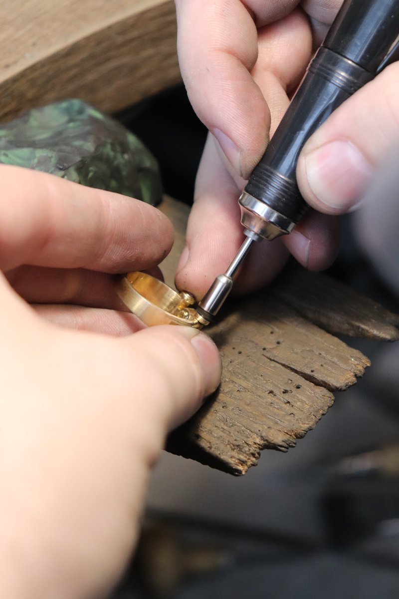 Работа над созданием золотого кольца.