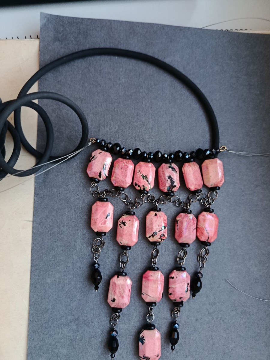 Основа колье - из прочной и нетонкой латунной проволоки. на нее нанизаны бусины и на петлях на концах прикеплен тосик. Все это "технологическое" закрываем каучуковым шнуром. цепь я исключила, поскольку надо было маскировать этот узел крепления.