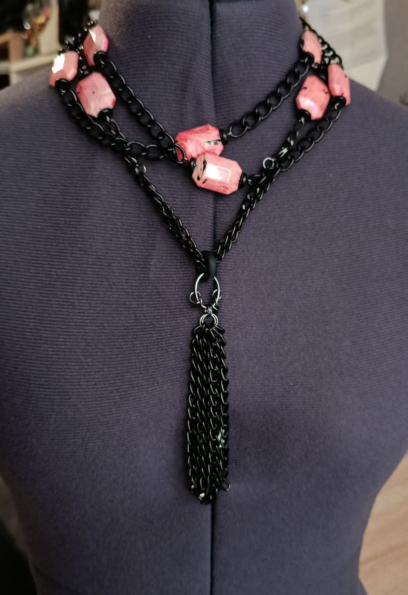 Съемный кулон из цепочек поменьше размерами дает уже совершенно иной вид