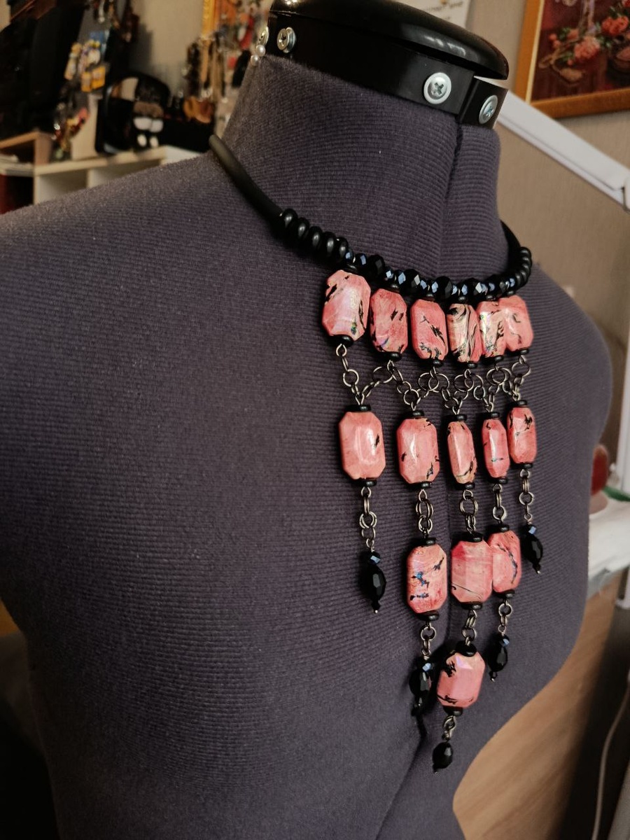 Колье с элементами кольчужной техники получилось у меня далеко не сразу. пришлось поработать всерьез над конструкцией.