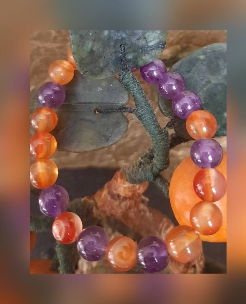 Натуральные камни: сердолик и аметист.