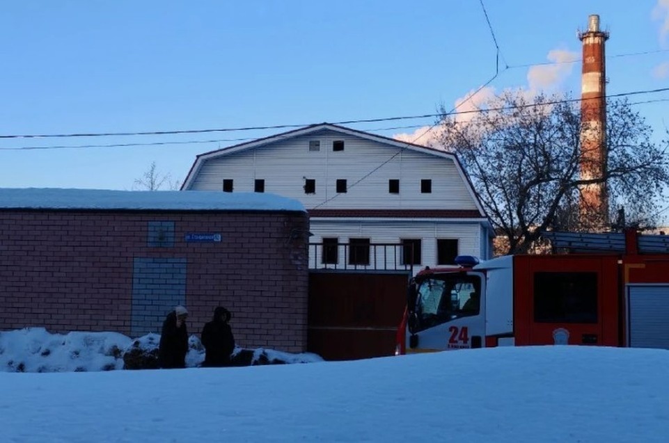    6 марта под тяжестью снега обрушилась кровля пристроя к зданию, погиб подросток. предоставлено очевидцем