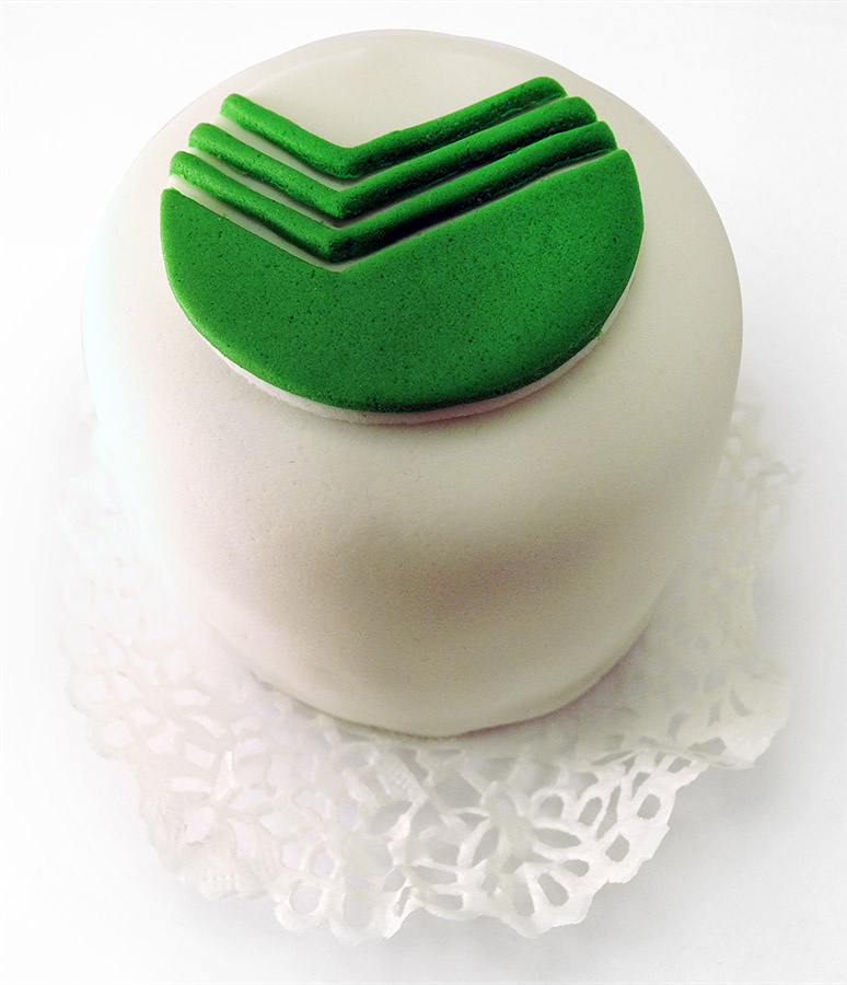 Пирожное с логотипом