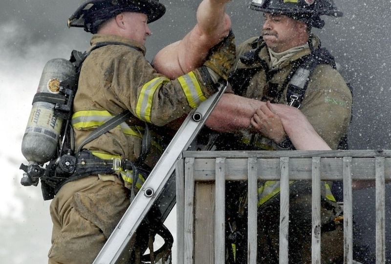Спас из пожара любовника жены. Подслушано