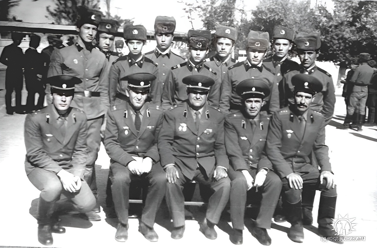 На фото от Юрия Назарова. В центре сидит кавалер ордена "Красной звезды" полковник Хазрет Сапарович Семедов.