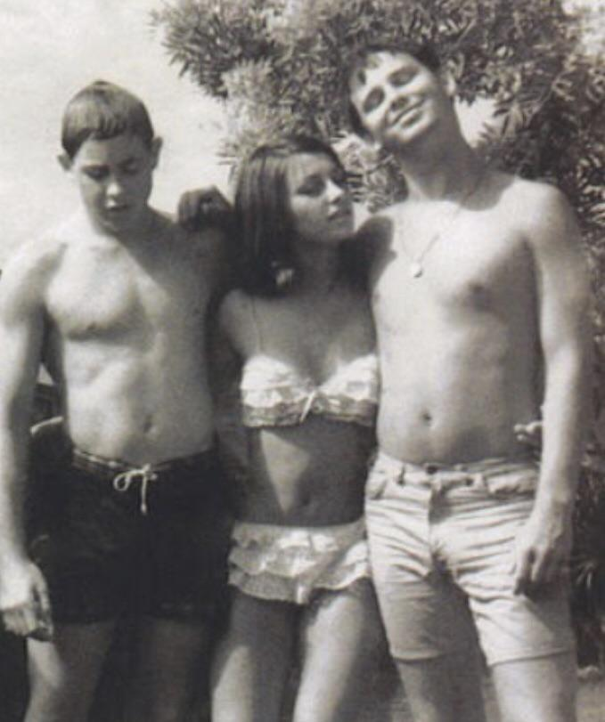 Джим Моррисон тусуется со своей девушкой Мэри Вербелоу и братом Энди в 1962 году.