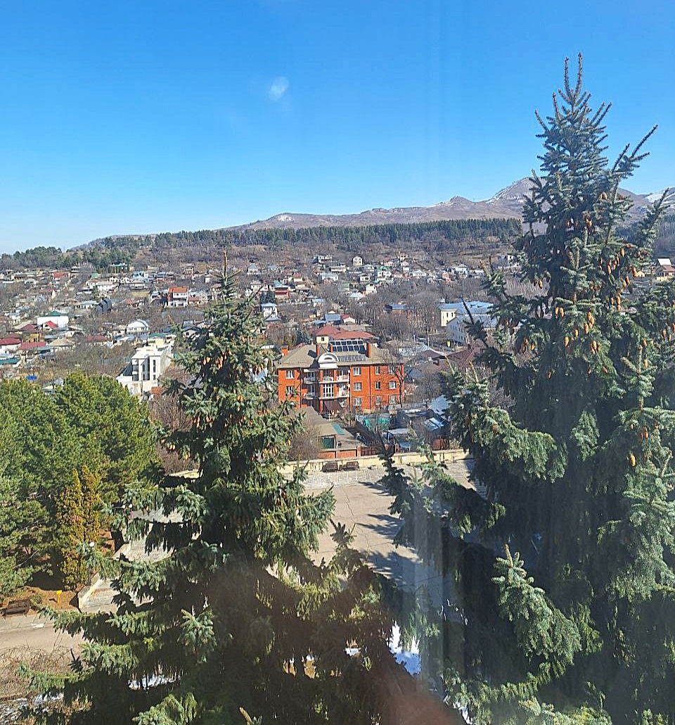 Фото друзей из окна санатория.