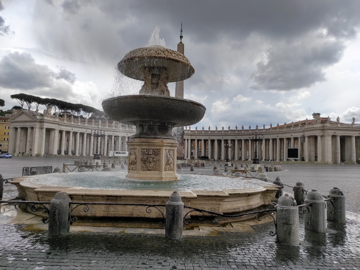 В 2020-2021 гг на площади у Собора Св. Петра в Ватикане было примерно так. Никогда не видела ее более пустой.