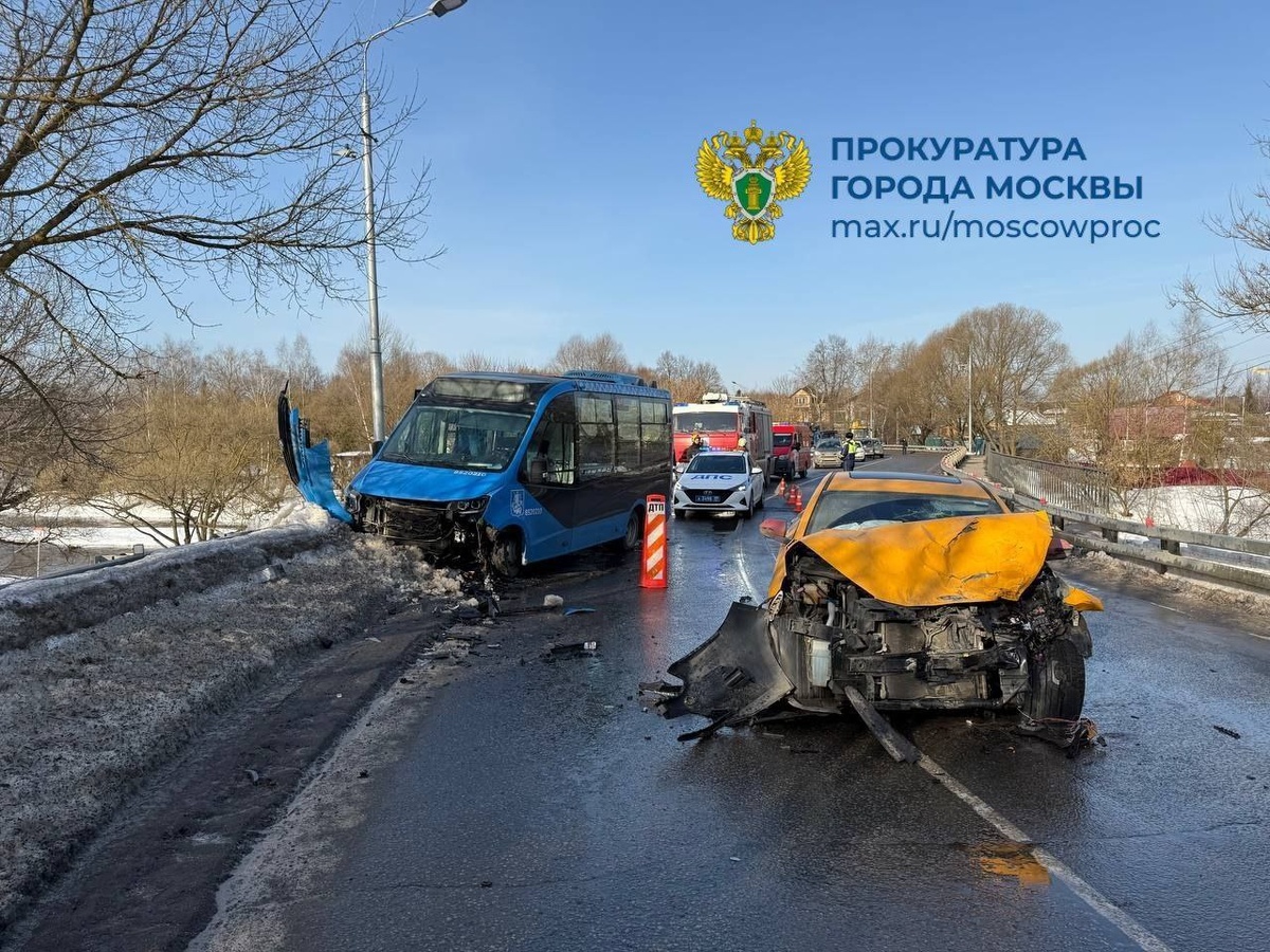    В Новой Москве столкнулись маршрутка и такси