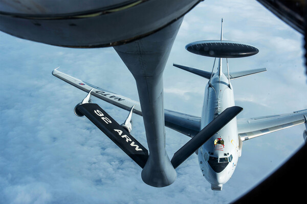 Самолет E-3 AWACS приближается к танкеру KC-135 Stratotanker для дозаправки над Румынией, 2022 год / Global Look Press   📷