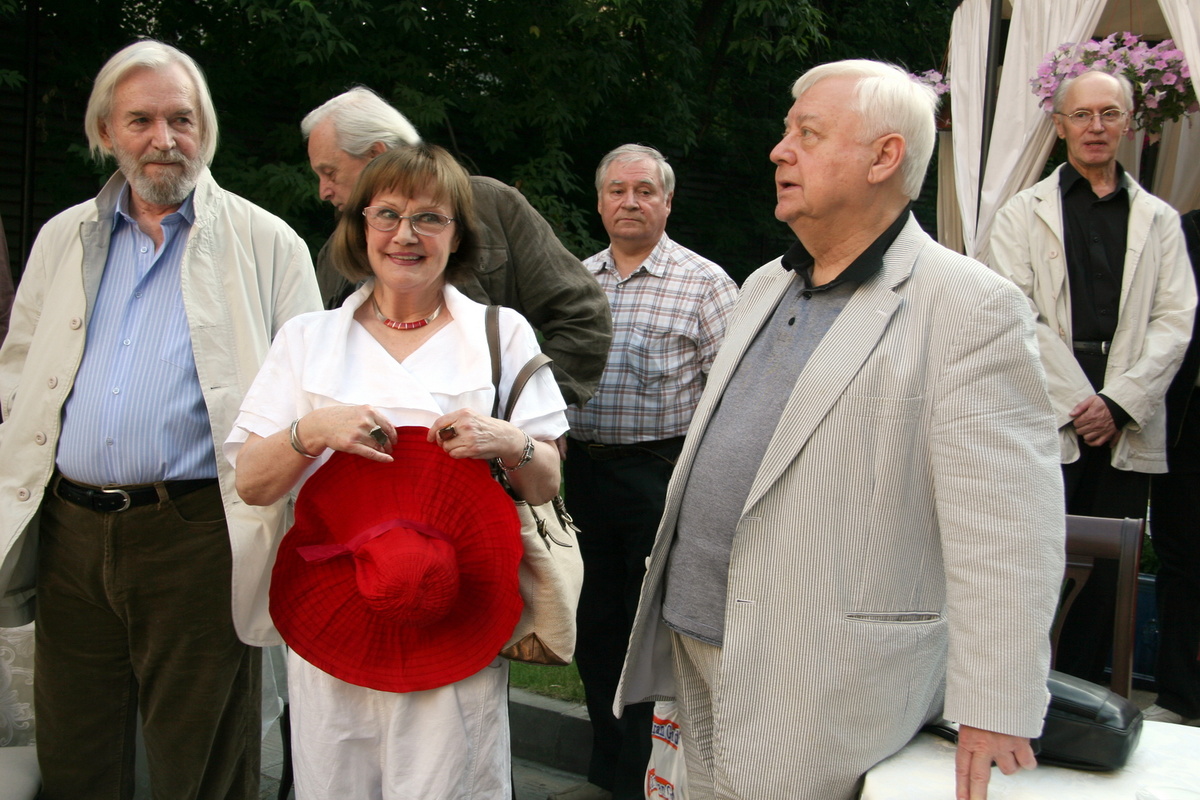 Станислав Любшин, Ольга Яковлева, Виктор Сергачев, Владимир Краснов, Олег Табаков, Борис Плотников после закрытия сезона в МХТ