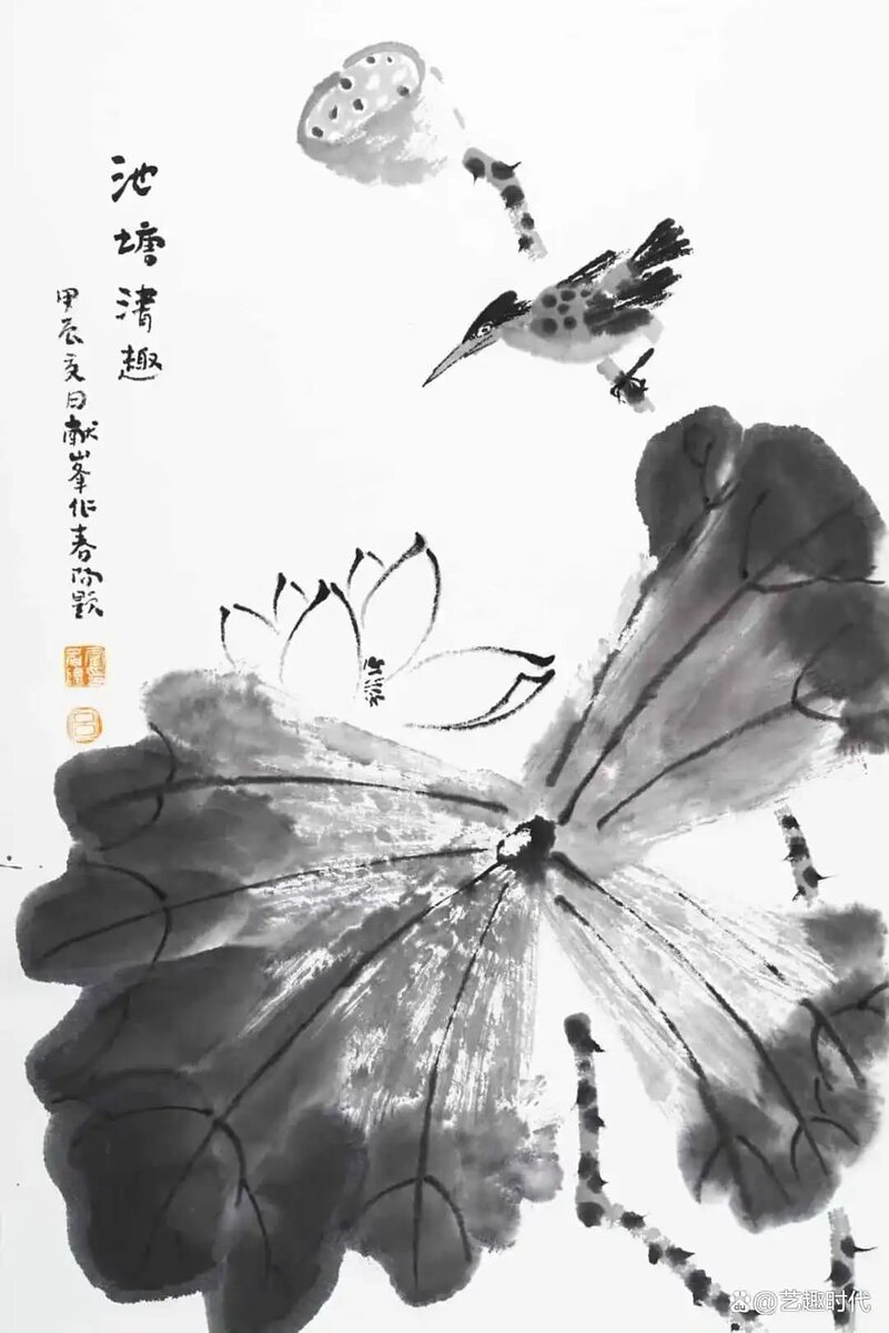 «Чистое очарование пруда» 池塘清趣. Лю Сяньфэн 吕献峰. Лотос цветёт. Птица сидит. Коробочка висит. И ничего больше не нужно. Вот она — настоящая радость. Не громкая, не яркая. Просто — чистая