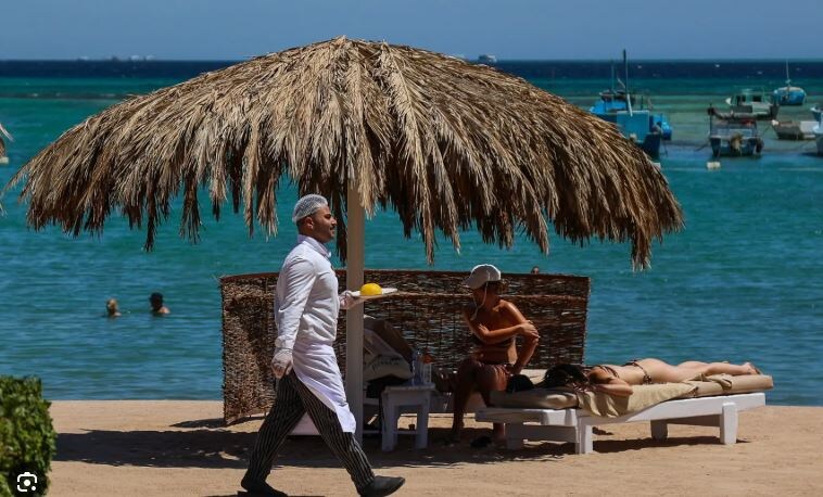 Бабушка и внучка отсудили 190 тыс. руб. за отравление во время отдыха в Хургаде