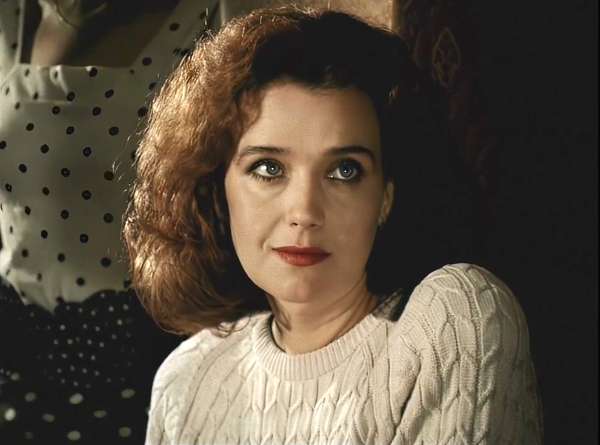 Скриншот кадра из фильма "Ночные забавы" (1991), режиссеры Владимир Краснопольский, Валерий Усков, сценаристы Виктор Мережко, Мария Мережко, композитор Микаэл Таривердиев