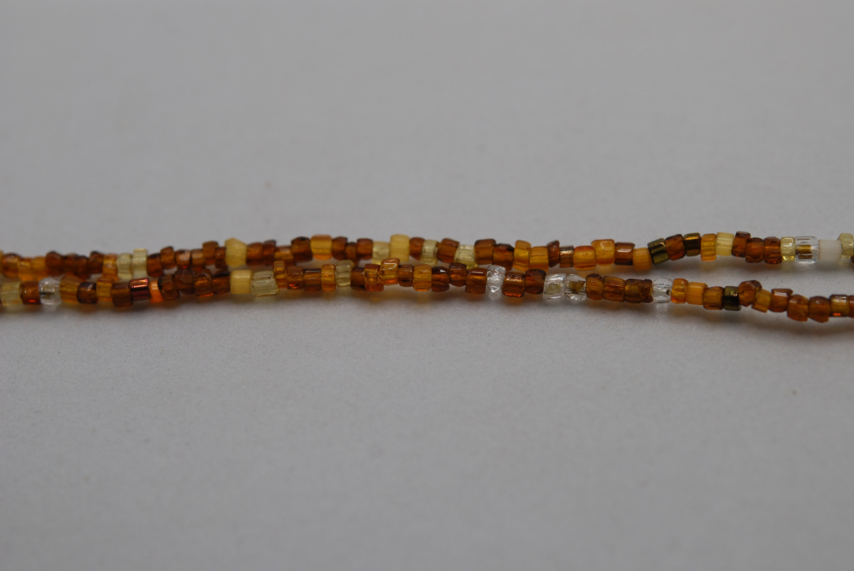 Пёстрая нить в коричневых оттенках крупно.