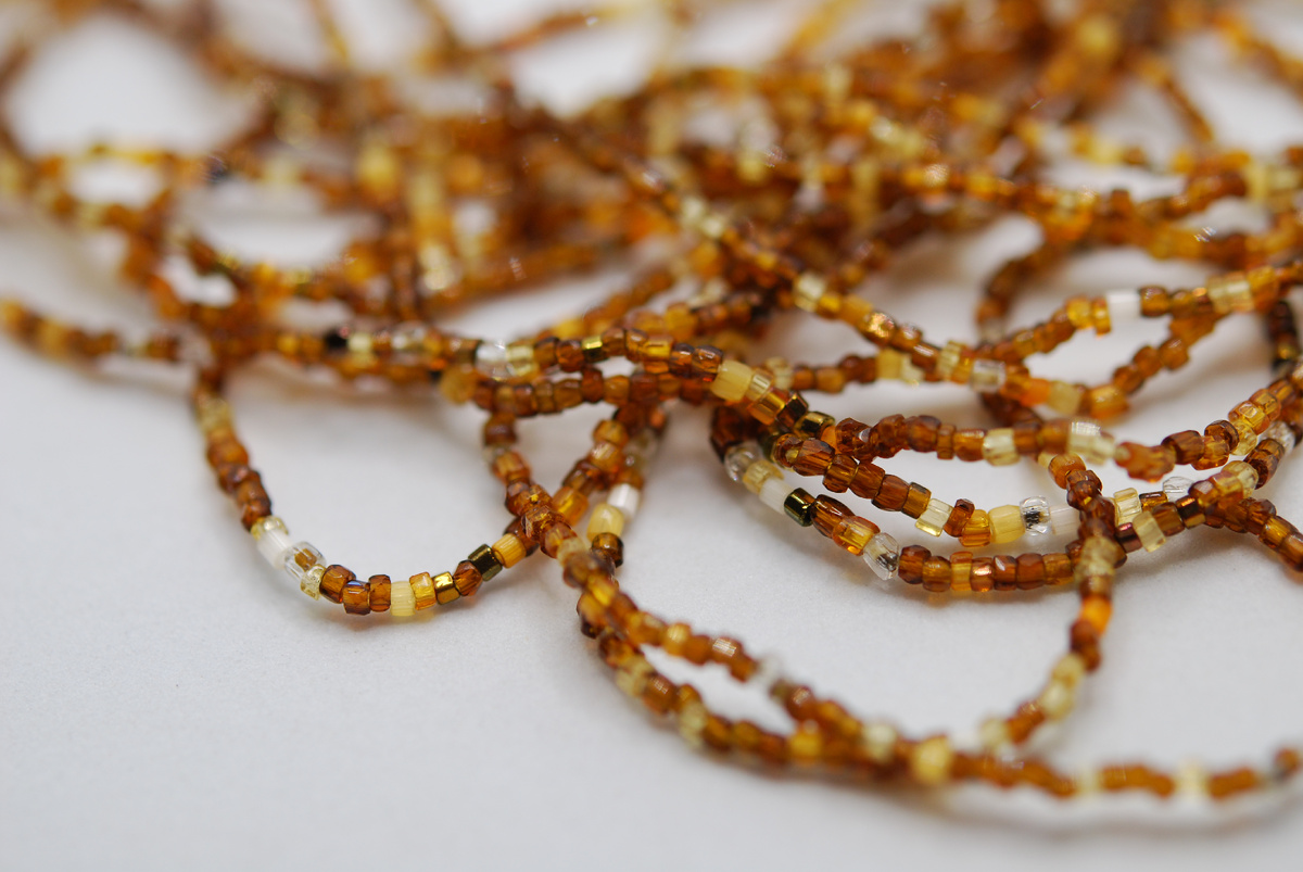 Пёстрая нить в коричневых оттенках - есть даже белые, жёлтые и прозрачные вкрапления.